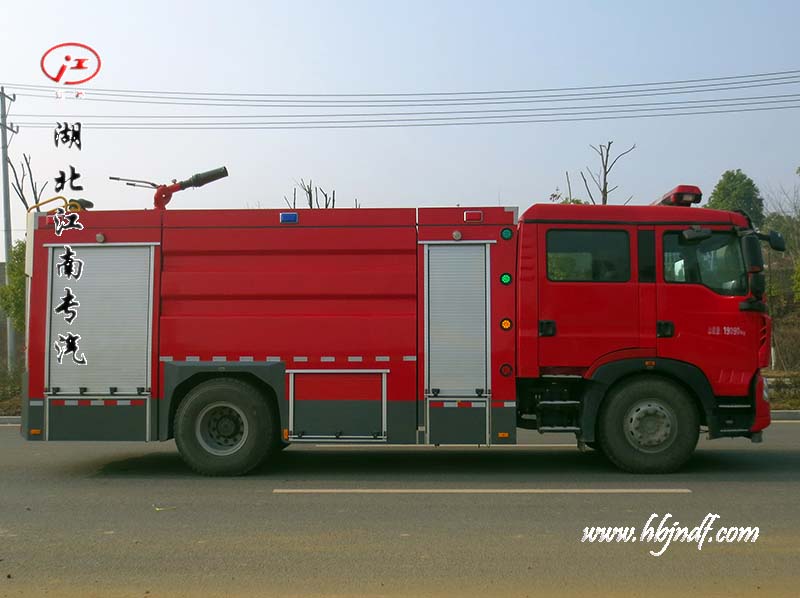 重汽豪沃T5G 8吨水罐消防车参数配置图片价格18671091666